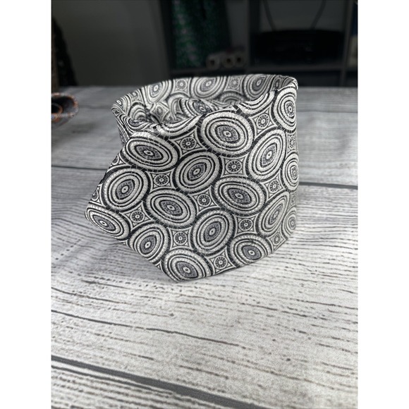 Bill Blass Black Label Men's Silk Tie Black And White Geometric Design 57" x 4" - Picture 5 of 5